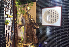 字道祠堂雕塑（重庆总部）商圣范蠡，右边为其军事、经商理念。